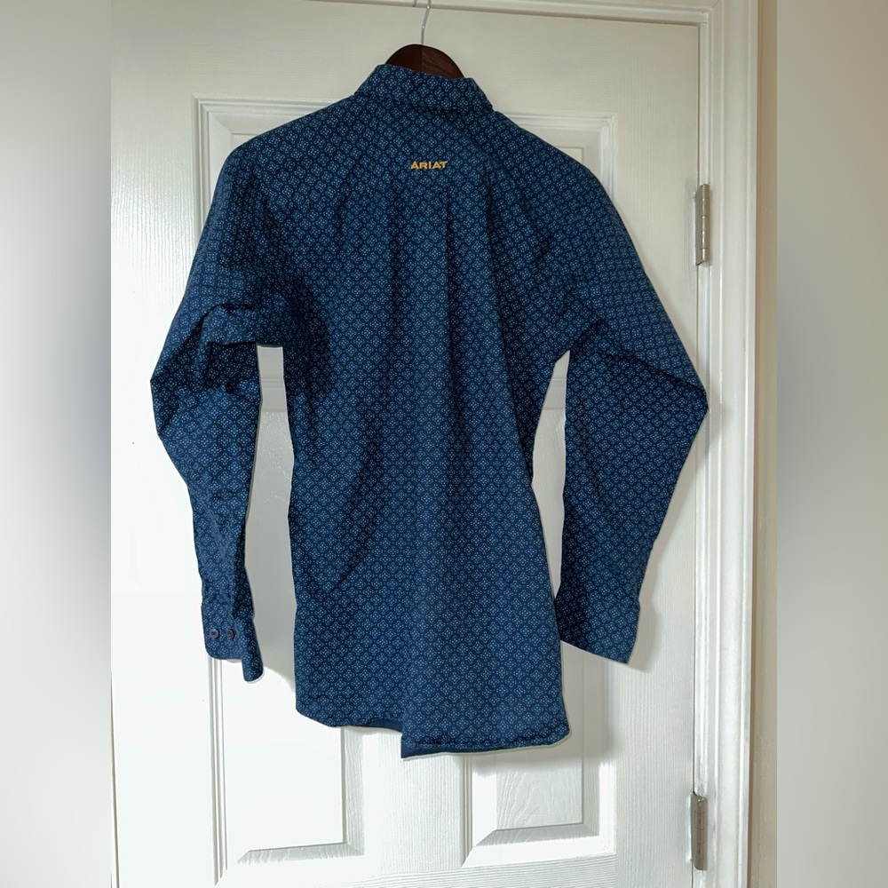 Ariat shirt fitted. Size XS - Picture 2 of 5
